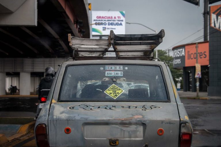Alertan sobre fraudes en servicios de trámites vehiculares y venta de placas falsas