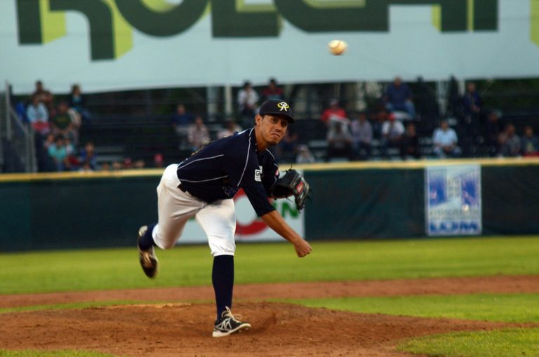 Por Covid-19, peloteros ya no podrán lamerse los dedos ni escupir