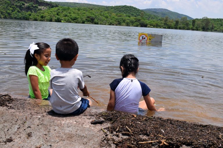 Los puentes vacacionales seguirán al menos un año más: López Obrador