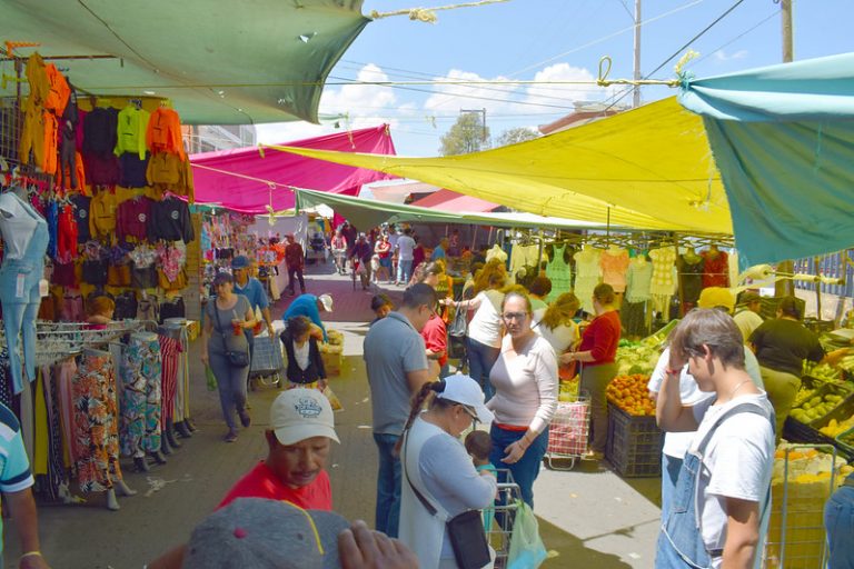 Entregan cubrebocas a líderes tianguistas de Aguascalientes para su distribución a clientes y comerciantes