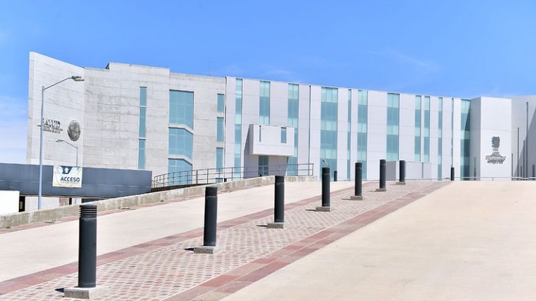 Sanitizan inmediaciones de hospitales en Aguascalientes