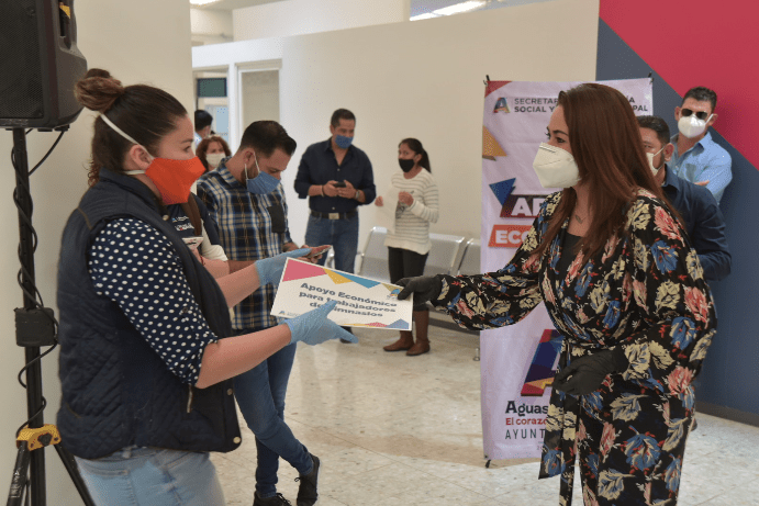 Entregan apoyos económicos a trabajadores de gimnasios y seguridad privada en Aguascalientes