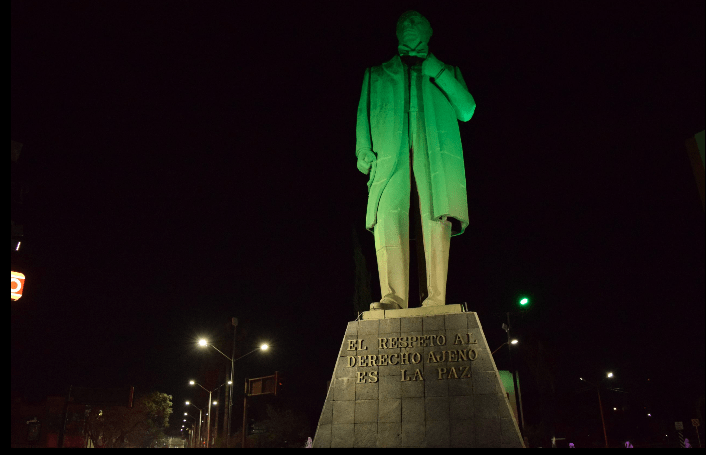 Iluminan edificios de verde en Aguascalientes