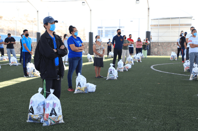 Entregan tinacos y despensas en Aguascalientes