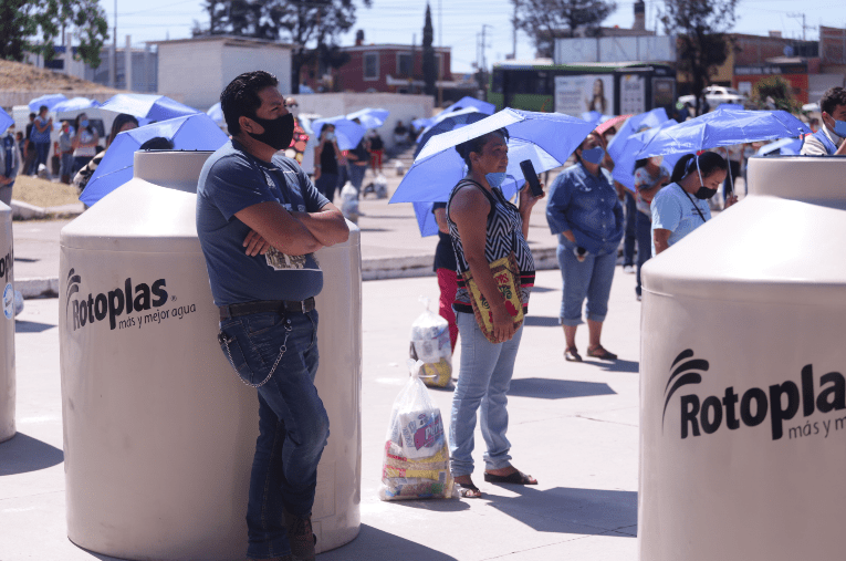 Entregan tinacos en el Morelos I de Aguascalientes