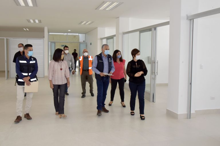 Presidenta del DIF de Aguascalientes recibe obra de la Clínica de la Columna