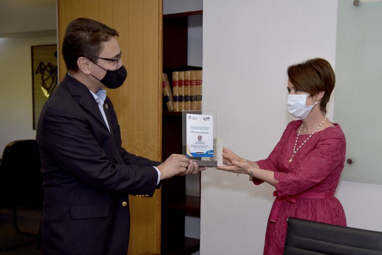 DIF en Aguascalientes entrega reconocimiento a UP por estudio de la familia en el estado