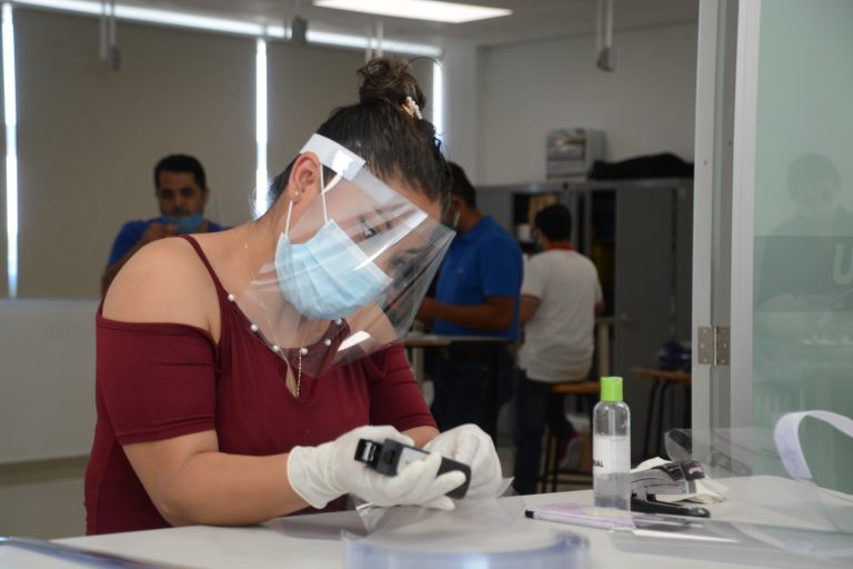 UPA fabrica más caretas de protección para donación