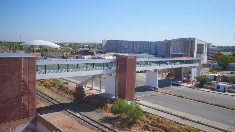 Casi terminan construcción de puente peatonal sobre avenida Gómez Morín en Aguascalientes