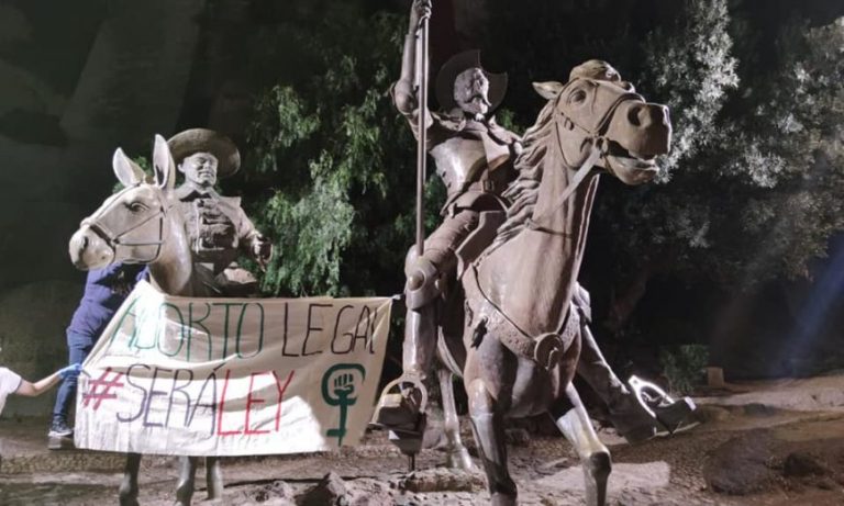 Feministas colocan mantas a favor de la despenalización del aborto en Guanajuato