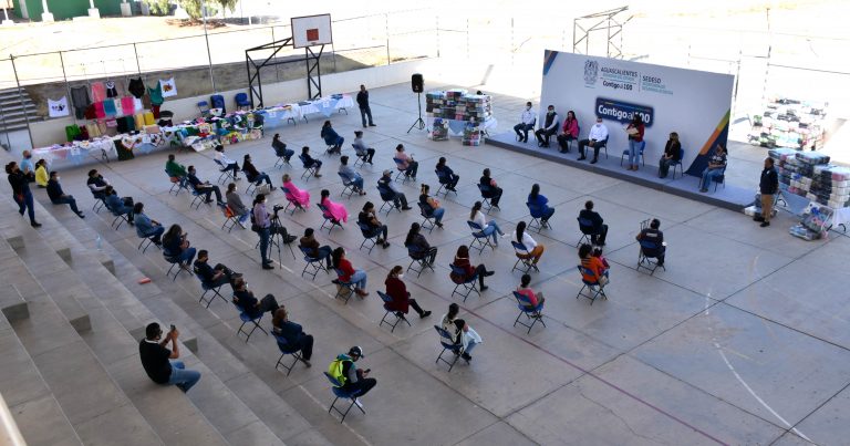 Entregan piezas de estambre en Aguascalientes