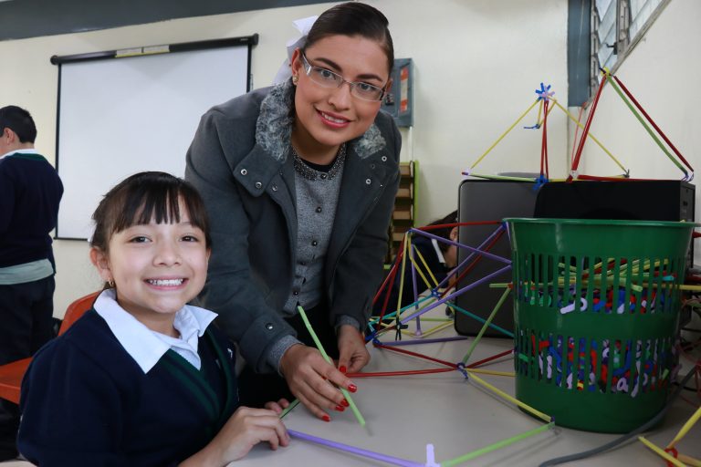 Hoy viernes 15 de mayo se celebra a la distancia a maestras y maestros 