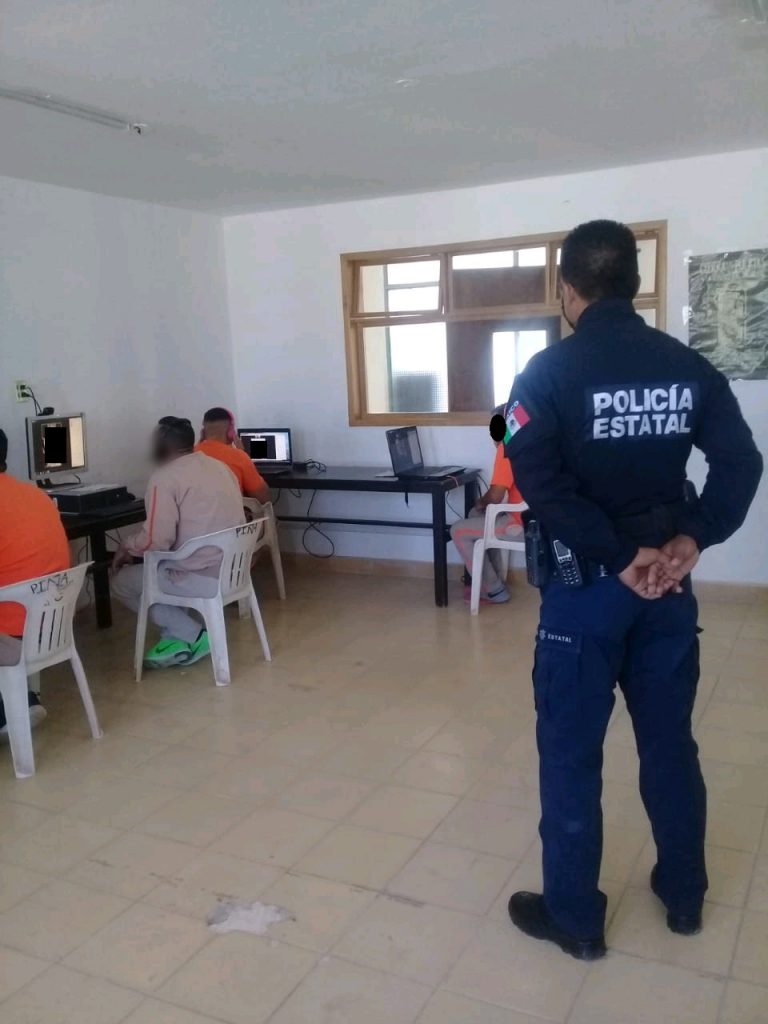 Personas privadas de su libertad se comunican con sus familias por videollamada