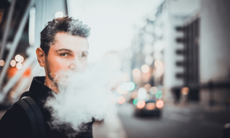 Tabacaleras apoyan el #QuédateEnCasa… pero fumando y vapeando