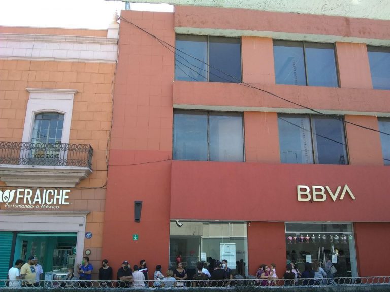 El descuido afuera de los bancos, donde la pandemia apremia a la necesidad