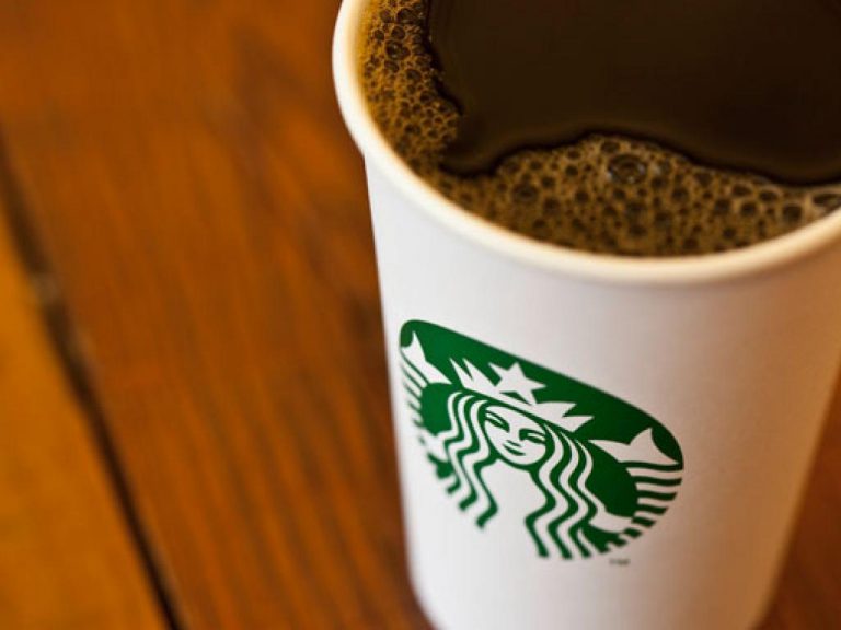 Café amargo en Starbucks. Ahogada en deudas, Alsea se alista para lo peor