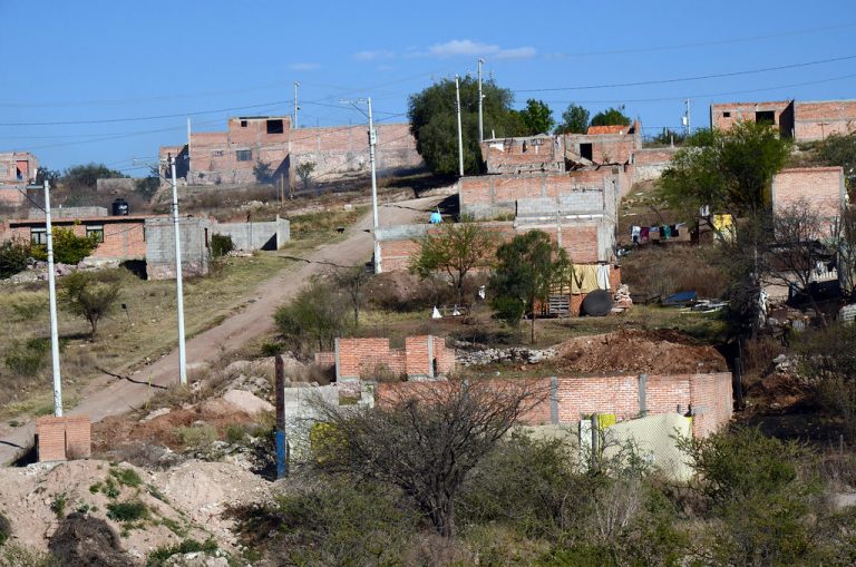 En la colonia Cumbres III de Aguascalientes, una persona pide cuota para abrir la válvula del pozo