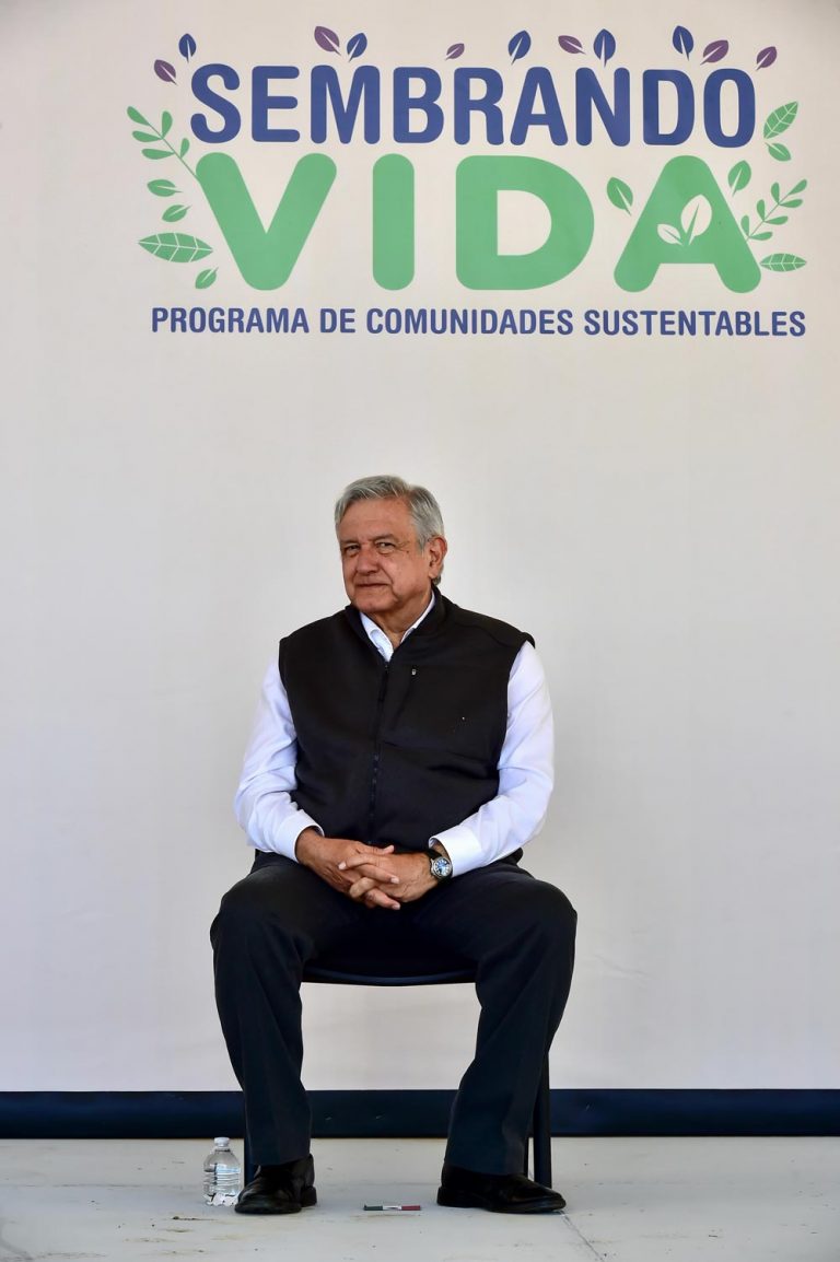 “¡A la mama del Chapo sí, a nosotras no!”, recriminan familiares de desaparecidos a López Obrador