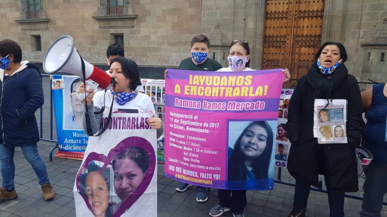 Por recorte a CEAV, familiares de víctimas instalan plantón frente a Palacio Nacional