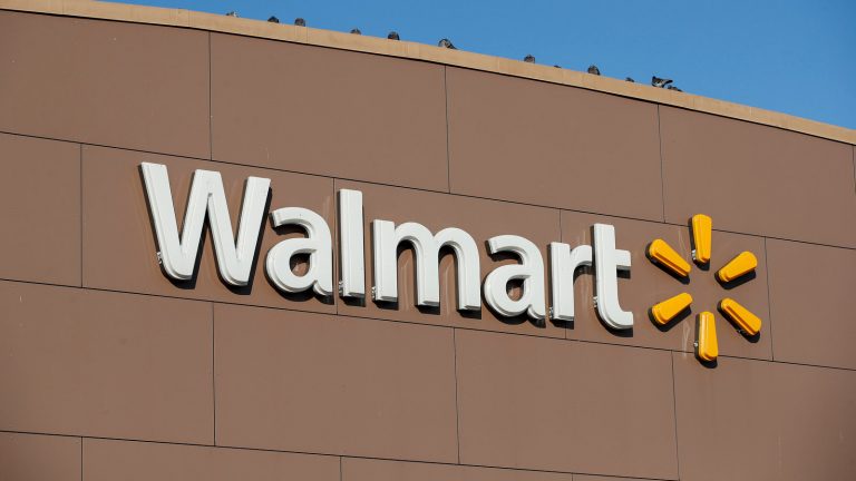 Adultos mayores volverán a empacar en Walmart