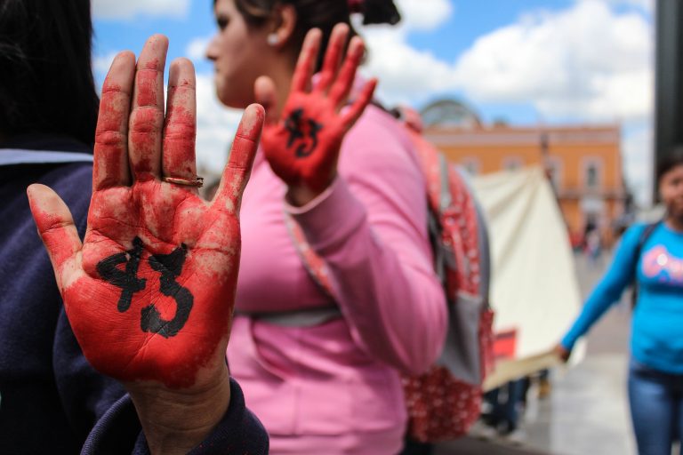 Padres de los 43 exigen acciones para detener a Tomás Zerón