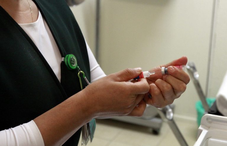 Alistan dos mil millones de dosis de posible vacuna contra Covid-19