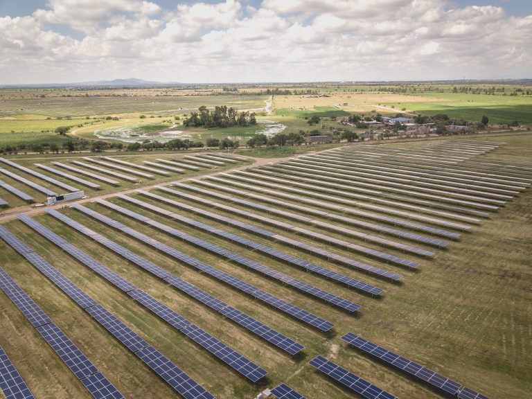 Juez suspende de manera indefinida el acuerdo que restringe la operación de centrales eólicas y fotovoltaicas