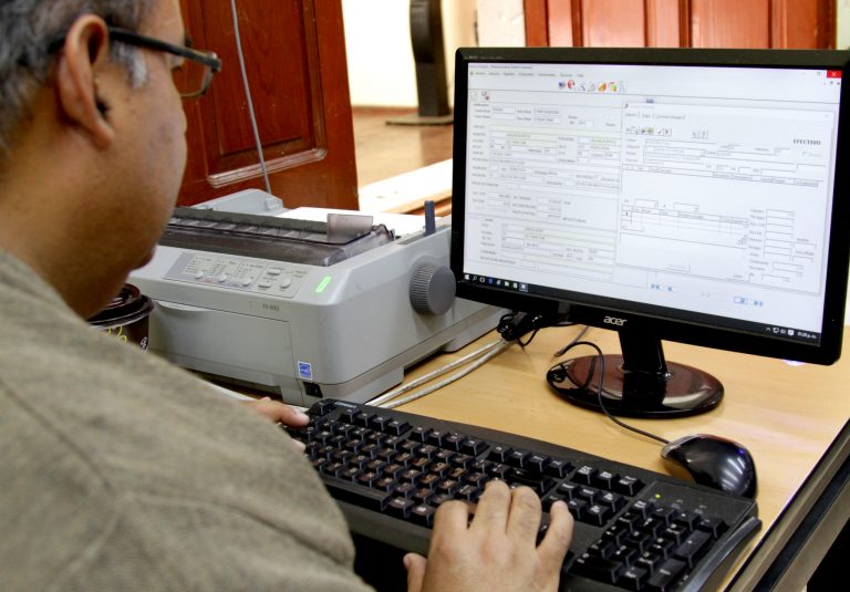 Burócratas continúan laborando en confinamiento 