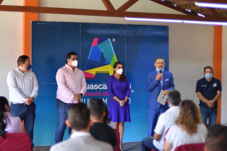 Miembros de Canaco en Aguascalientes reciben termómetros electrónicos