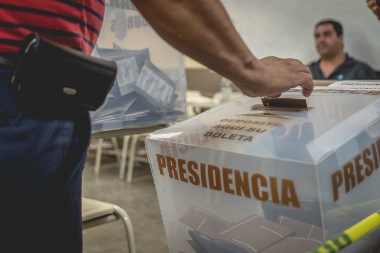 “Aunque se enojen… cuesta mucho hacer elecciones”: López Obrador insiste en reducir presupuesto al INE y partidos