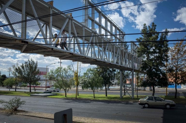 Puentes peatonales en Aguascalientes no son la mejor solución, privilegian al conductor y no al peatón