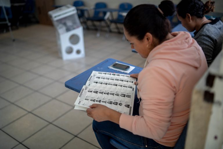 En Aguascalientes, proponen prohibir el uso de celular dentro de las casillas