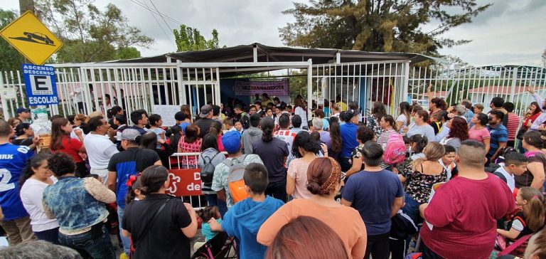 En escuelas piden clave de elector para entregar uniformes escolares en Aguascalientes
