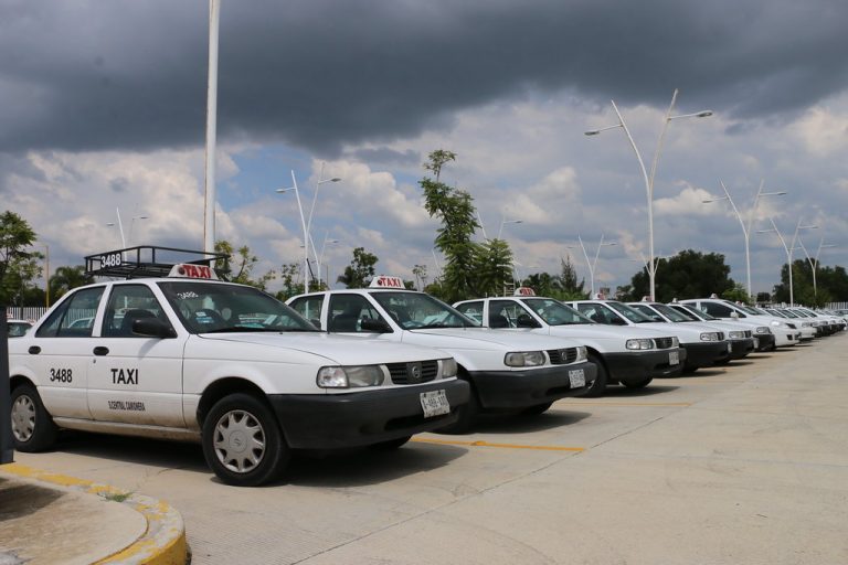 En Aguascalientes, acusan a Cmov de inflar padrón de taxistas en la entrega de apoyo