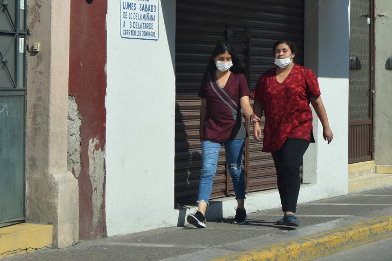 ¿Qué tan seguro es no traer cubrebocas en Junio 2022? Riesgos y realidades