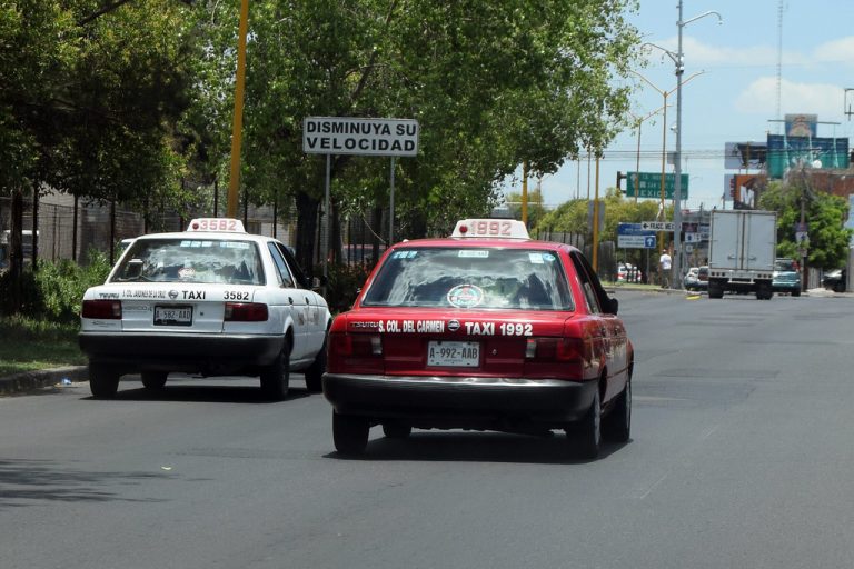 Taxistas de Aguascalientes deberán pagar la pantalla divisoria para prevenir contagios