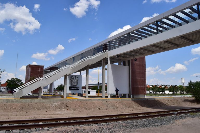 Puente peatonal en Hospital Hidalgo invade ciclopista en Aguascalientes