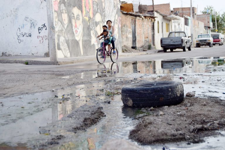 Incomunicadas, las colonias Progreso y Ortega Douglas por desechos del drenaje en Aguascalientes