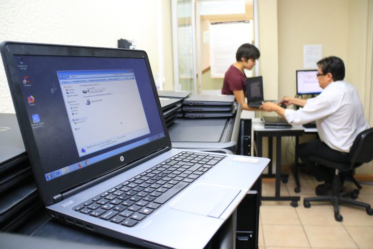 UAA apoya a alumnos con préstamo de computadoras y apoyos para conectarse a internet