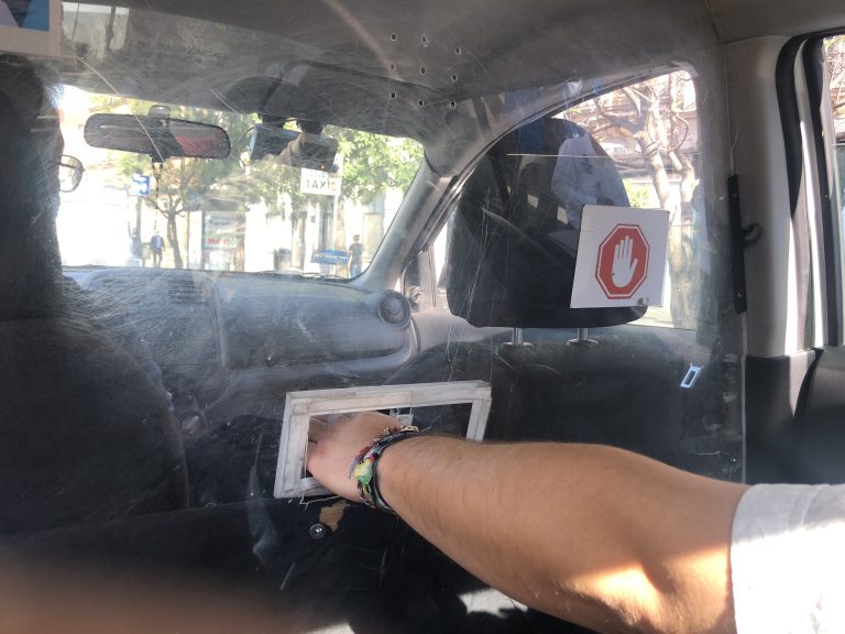 Protocolo en taxis establece la instalación de una pantalla divisoria de plástico 
