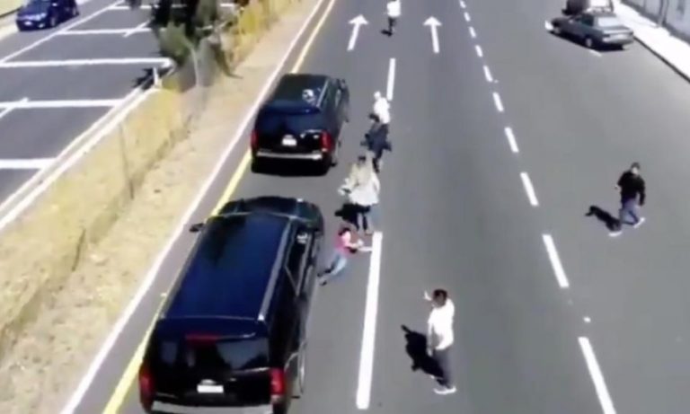 Camioneta de convoy de López Obrador golpea y abandona a uno de sus seguidores