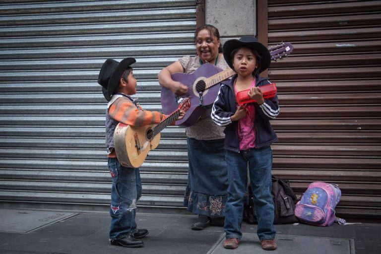 Crisis de cuidados mundial, en las manos de mujeres