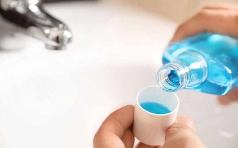 No, el enjuague bucal no previene el COVID-19