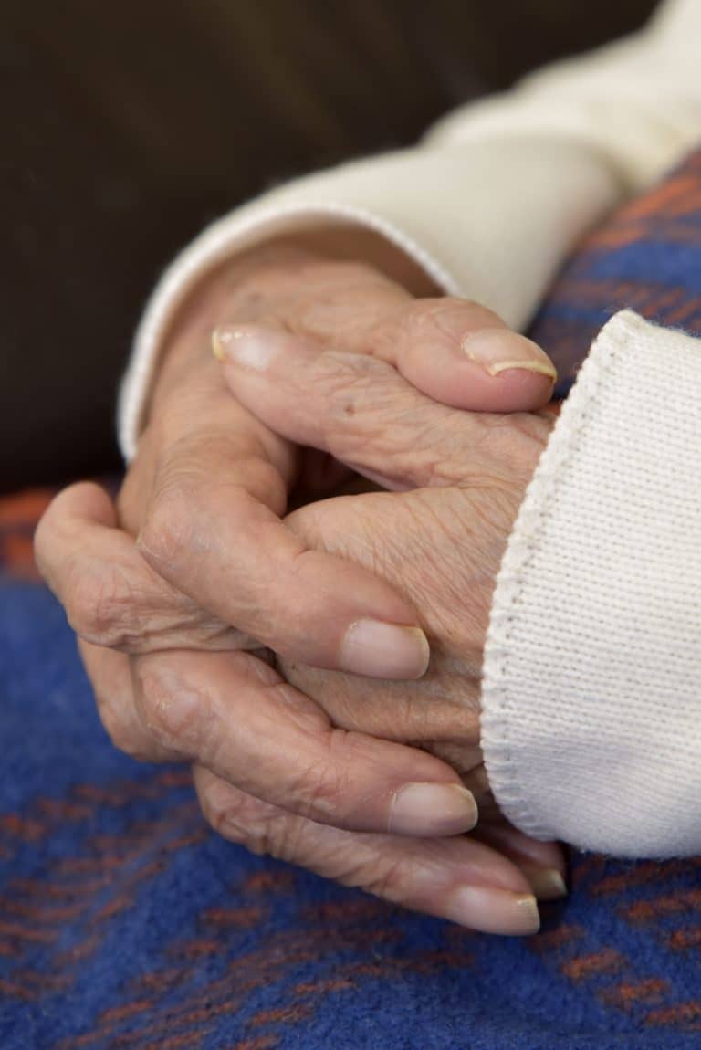 Se debe redoblar cuidados y atención con adultos mayores