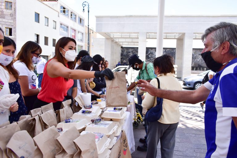 Entregan alimento a personas de escasos recursos en Aguascalientes