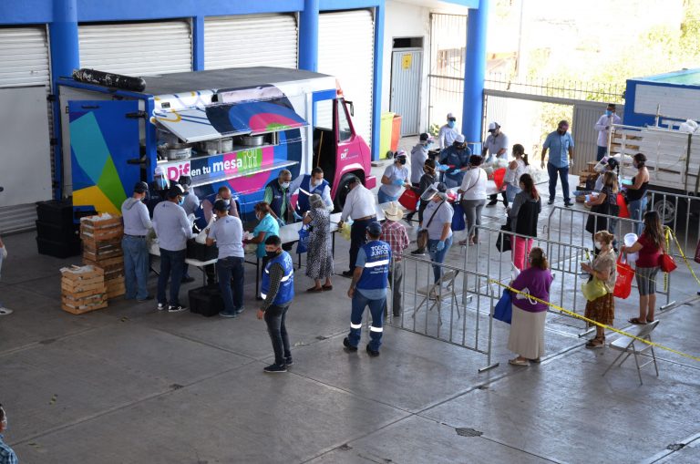 Llevan alimento caliente a colonias y comunidades de la capital del estado de Aguascalientes