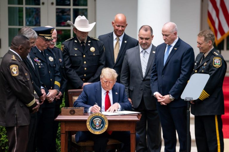 Trump firma orden que prohíbe a policías el uso de técnicas de estrangulamiento