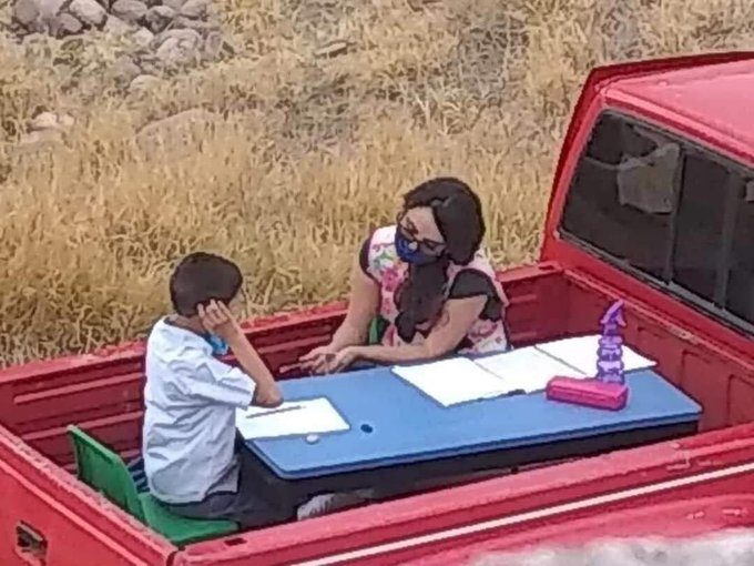 La maestra de Calvillo, Aguascalientes que imparte clases en su camioneta cumpliendo la sana distancia durante pandemia de COVID-19