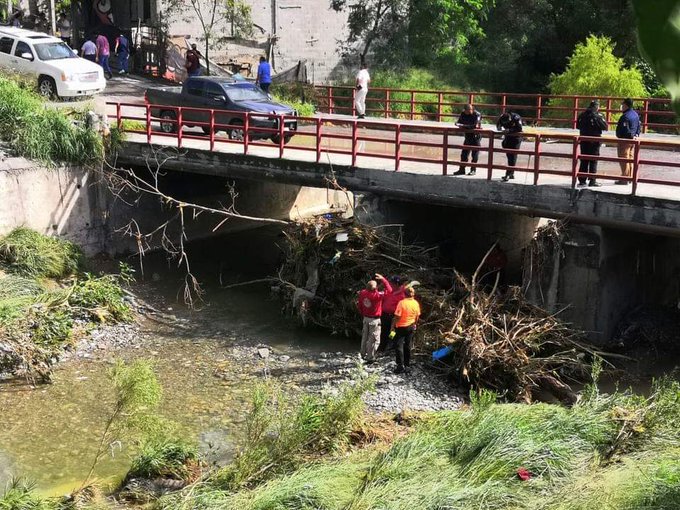 Mueren cuatro mariachis al ser arrastrados por una corriente en NL
