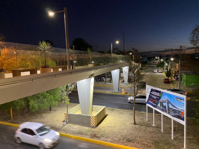 Entrega gobierno de Aguascalientes 4 puentes peatonales